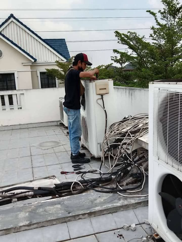 Teknisi Bekerja